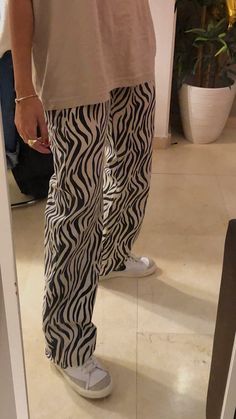 Patterned Pants Outfit Aesthetic, Brown Zebra Pants Outfit, Zebra Pants Outfit Street Styles, Zebra Jeans Outfit, Funky Trousers