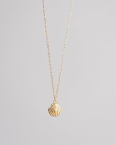 This beautiful Gold Scallop Necklace is crafted from 14k gold vermeil and delicately shaped like a scallop shell. A timeless piece and a reminder of the graceful beauty of the ocean. measures 16" at longest, 14" at shortest Cute Necklaces Gold, Necklaces Shell, Scallop Necklace, Ocean Theme Jewelry, Beachy Jewelry, Preppy Jewelry, Necklaces Gold, Scallop Shell, Summer Necklace