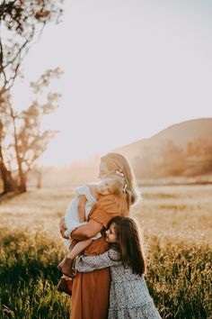 Fall Photoshoot Family, Sunset Family Photos, Outdoor Family Photoshoot, Cute Family Photos, Family Photoshoot Poses, Fall Family Portraits, Outdoor Family Photography, Family Portrait Poses, Fall Family Photo Outfits