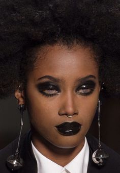 Black Eye Makeup On Black Women, Black Lipstick Looks Black Women, Black Lipstick Makeup Black Women, Black Lipstick Black Women, Dark Eye Looks, Tim Burton Core, Black Lipstick Makeup, Matte Make Up, Theater Play