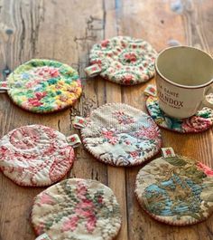 Patchwork Coasters, Christmas Ornaments Sewing, Patterns Fabric, Christmas Ornaments Diy, Sew Ins, Xmas Trees, Fabric Coasters, Small Sewing Projects