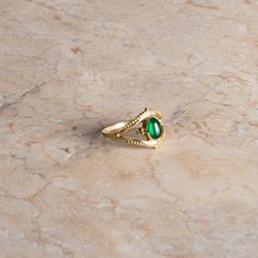 Immerse yourself in the playful elegance and unique design of our handmade boho ring with green onyx in a golden look. This exquisite piece of jewelry combines the vibrant beauty of a green onyx with a noble brass setting. Each ring is made with the utmost care to ensure the highest quality and a distinctive look. Our boho ring with green onyx is not just an accessory, but an expression of style and individuality in a boho and vintage look. The playful design makes this ring a real eye-catcher t Fine Jewelry Green Open Ring, Gold Open Ring Jewelry For May Birthstone, Gold Open Ring For May Birthstone, Yellow Gold Malachite Ring Gift, Gold Plated May Birthstone Ring, Green Gold-plated Ring, Green Gold Plated Ring, Elegant Gold Emerald Toe Ring, Gold Plated Green Rings For Gift