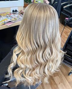 Creamy Blonde Babylights, Full Foil Highlights Blonde, Full Head Blonde Highlights, Babylights Blonde, Blonde Hair Goals, Perfect Blonde Hair, Summer Blonde Hair, Dyed Blonde Hair, Blonde Hair Shades