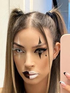 halloween looks Halloween Makeup Inspo Clown, Halloween Makeup And Costumes, Minimalist Clown Makeup, Scary Easy Makeup, Heloween Make Up, Basic Clown Makeup, Easy Scary Clown Makeup, Simple Halloween Makeup Looks Easy, Halloween Cute Makeup