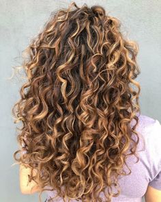 33 Ideas For Caramel Highlights On Dark Curly Hair Curly Hair Color Ideas, Blonde Highlights Curly Hair, Curly Hair Color, Curly Highlights, Dark Curly Hair, Golden Brown Hair, Highlights Curly Hair, Brown Curls, Golden Blonde Highlights