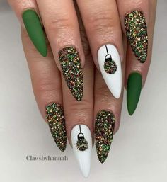 Green December Nails, Red And Green Glitter Nails, Cute Green Nail Ideas, December Nails Green, Nails December, December Nails, Holiday Nail Designs, Nails Diy