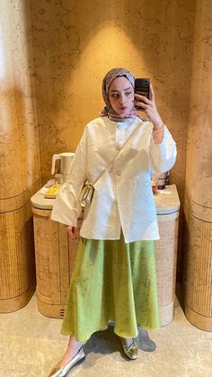 Office Outfits Women Hijab, Satin Blouse And Skirt, Blouse And Skirt Outfit, Skirt Outfit Hijab, Modesty Clothing, Minimalist Casual Outfit, Boho Fashion Casual, Travel Ootd