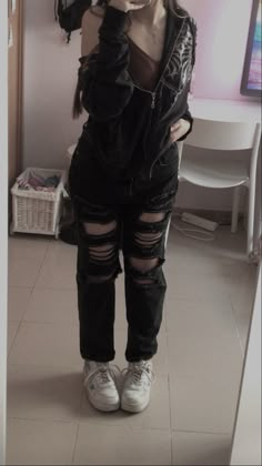 Cute Emo Clothes Aesthetic, Grunge Outfits With Black Jeans, Grunge Outfits For Cold Weather, Emo Women Outfits, Grunge Everyday Outfit, Edgy Clothes Aesthetic, Baggy Grunge Outfits, Lazy Alt Outfits, Black Outfits Edgy Grunge