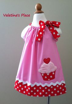 Adorable robe Cupcake taie d'oreiller par Valentinasplace sur Etsy Pretty Apron, Valentines Outfit, Valentine Day Cupcakes, Girl Dress Pattern, Valentine Dress, Pillow Dress, Dress Doll