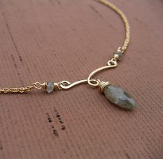 Hammered Wire Jewelry, Wire Wrap Jewelry Designs, Diy Jewelry Necklace, Curved Bar, Wire Jewelry Designs, Labradorite Necklace, Wrap Necklaces, Wire Work Jewelry, Labradorite Necklaces