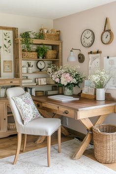 Desk In Family Room Ideas, Cottage Office Ideas Small Spaces, Farmhouse Study Office, Office Cozy Design, Beautiful Home Office Ideas, Farmhouse Style Home Office, Office Vintage Aesthetic, Cozy Cottage Office, Home Office Color Scheme Small Spaces