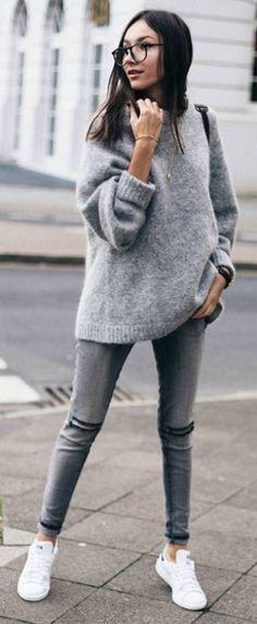 Women's white sneakers outfit 52 Grey Knitwear, White Sneakers Outfit, How To Wear Sneakers, Work Flats, Outfit Chic, White Sneakers Women, Mode Casual, Grey Outfit, Winter Trends