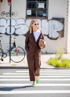 Minimalist Fashion Women Outfits, Mint Green Skirts, Street Style New York, Leather Jacket Dress, New York Street Style, Style Inspiration Casual, Style Inspiration Spring, Looks Street Style, Autumn Street Style