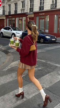 preppy old money new york fashion aesthetic, brown clogs, beige brown plaid pleaded mini skirt, oversized red knit sweater, trendy outfit inspo Knited Sweater, Sandal Tali, Dark Academia Outfits, Chique Outfit, Look Adidas, Academia Outfits, Autumn Fits