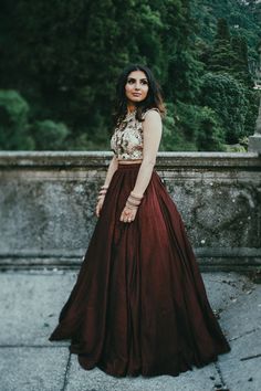 This Sikh wedding at Villa Pizzo features two stunning parties, airy and modern reception décor, and gorgeous couple portraits. Indian Wedding Dress Modern, Red Satin Prom Dress, Indian Gowns, Beaded Prom Dress, Dress Images, Satin Prom Dress, Lehenga Designs, Indian Designer Outfits, Indian Fashion Dresses