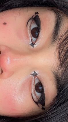 Experimental Eye Makeup, Stars Makeup Look, Makeup Kawaii, Graphic Star, Hippie Makeup, Funky Makeup, Pretty Eye Makeup