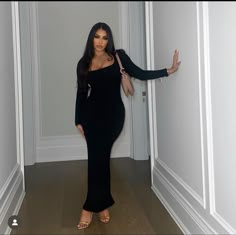 Dress With Flats Outfit Classy, Simple Black Outfits Classy, Maxi Dress Birthday Outfit, Christmas Party Outfits Dress, Black Bodycon Dress Outfit Classy, Basic Long Dress, Black Bodycon Dress Long Sleeve, Outfits Heels, Body Positive Fashion