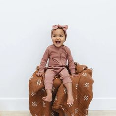 The Mebie Baby ribbed headwrap in rust is one-size for babies up to 12 months old. It is stretchy and made out of the same fabric as some of Mebie Baby's organic ribbed baby basics. One size fits 0/3mo - 12mo Wash in cold water  Tumble dry low Muslin Quilt, Square Knot, Neutral Prints, Head Accessories, Warm Blankets, Head Wrap, Long Sleeve Romper