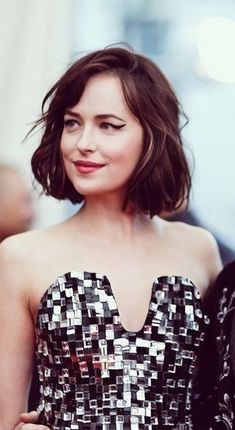 Dakota Johnson Hair Short, Dakota Johnson Hair, Dakota Johnson Street Style, Bobs For Round Faces, Dakota Jhonson, Sleek Short Hair, Dakota Johnson Style, James Dean, Trending Hairstyles