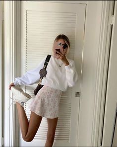 Feminine Aesthetic, 가을 패션, Outfit Goals, Looks Vintage, White Sweatshirt, Outfits Casuales