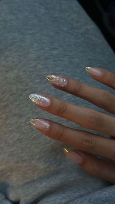 Acrylic Nails Ideas Gold, Clear Nails With Gold, Rose Gold Nails Ideas, Nails White Gold Design, Nail Art Designs White And Gold, Prom Simple Nails, Summer Nails Light, Prom Nails For Champagne Dress, Cool Wedding Nails