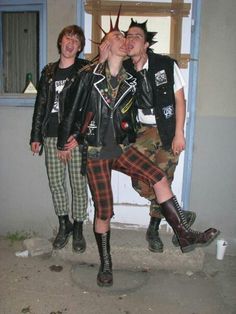 Hopepunk Fashion, Uk Punk Fashion, Men In Skirts Punk, Easy Punk Outfits, Folk Punk Outfit, Punk Outfits 80s, Punk Outfit Ideas, 90s Punk Fashion