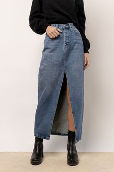 Denim Looks 2023, Medium Skirt Outfits, Long Denim Skirt Outfit Street Styles, Maxi Denim Skirt Outfit, Denim Skirt Outfit Winter, Long Jean Skirt Outfits, Denim Skirt Long, Jean Maxi Skirt, Maxi Skirt Denim