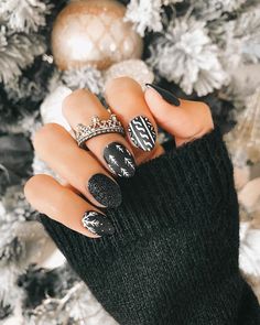 Pretty Christmas Nails Square, January Nail Art Designs, Boho Winter Nails, Creepy Christmas Nails, Fall/winter Nails, Christmas And New Years Nails, Skill Learning, Fall Nail Trends, Christmas Gel Nails