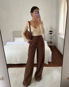 Embrace dark academia aesthetic’s whimsical cousin with these 15 casual light academia outfits! Brown Jeans Outfit, Brown Pants Outfit, Work Outfits Frauen, Dress Pants Outfits, Outfit Elegantes, Brown Dress Pants, Cozy Fall Outfits, Deep Autumn, Stylish Fall Outfits