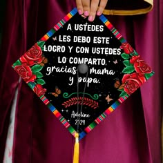 a person in a graduation cap holding a tassel with the words, los debo este loro y con ustedes gracitos