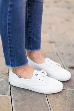 Looking for an easy way to style Keds sneakers as an adult? Poor Little It Girl shares 3 ways to style white keds for spring and summer. How to style Keds is easy, you can wear Keds with jeans, Keds with dresses and Keds with Loungewear. Click to see all the Keds outfit inspiration you need for Keds Champion sneakers. Keds Shoes Outfit Casual, Lauren Hart, Leather Keds, Casual White Sneakers, Neat Casual Outfits