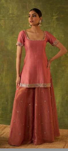 Chanderi Kurta Designs Embroidery, Kurta Set Ideas, Trendy Ethnic Outfits For Women, Outfit From Scratch Indian, Outfits Traditional, Mehandi Outfits, Onion Pink, Haldi Outfits, Kurta Sharara Set