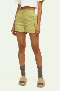 YPL Workwear Shorts are made of blended material for a lightweight, breathable feel. The drapey loose fit and pieced large pocket design give you comfort and convenience. Perfect for everyday wear and professional tasks. Workwear Shorts, Utility Shorts, Athleisure Women, Yoga Set, Sweater Coats, Pocket Design, Bra Tops, Dress Accessories, Hoodie Shirt