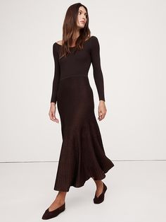 Sculpted V-Neck Maxi Dress | Banana Republic Holiday Photos Outfits, Women's Workwear Fashion, Sunburst Pattern, Dresses Design, Quoi Porter, Fall Outfits For Work, Trendy Fall Outfits, Winter Outfits For Work, Banana Republic Dress