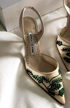 Manolo Blahnik Heels, Fancy Shoes, Pretty Shoes, Dream Shoes, Shoe Obsession, Inspiration Mode, Bridal Shoes, Manolo Blahnik, Cute Shoes