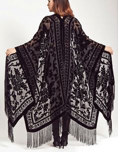 Velvet Fringe Kimono, Velvet Fringe, Mode Kimono, Mode Hippie, Mode Abaya, Witchy Fashion, Mode Boho, Kimono Fashion