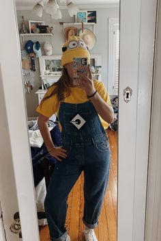 Easy last min Halloween minion costume  #halloween #halloweenparty #halloweencostume #halloweenideas #halloweencostumeswomen #easy #diyproject #halloweencostume Teacher Minion Costume, Minion Custome Halloween, Cute Minions Costume, Minion Adult Costume, Easy Minion Costumes Diy, Halloween Minion Costume, Minion Costumes Diy Women, Minons Outfit Costume Ideas, Easy Last Min Halloween Costumes