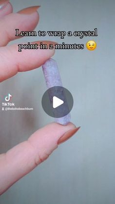 TheBohoBeachBum on Instagram: "Learn this simple wrap in under 2 minutes! 😉 This is perfect for crystal points and oblong shaped gemstones. #jewellerydesign #jewelrymaking #wirewrapping #wirewrappedcrystals #wirewrappingtutorial #wirejewelry" Wire Wrapped Jewelry Rings, Stone Wrapping Tutorial, Diy Crystal Crafts, Crystal Point Jewelry, Crystal Jewelry Diy, Wire Wrapped Crystal Pendant, Diy Jewelry Making Tutorials, Wire Wrap Cabochon, Wire Wrapped Stone Jewelry