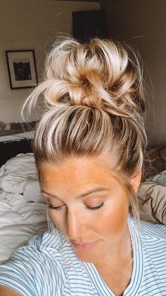 Jessie McArthur | Princess Messy Bun 👑 This is one of my favorite go-to styles for my messy buns! The bigger the hit the better for me💗 It doesn’t have to... | Instagram Messy High Bun, Blonde High, A Messy Bun, Messy Buns, Hair Videos Tutorials, Dirty Blonde, Artistic Hair, Modern Salon, Hair Transformation