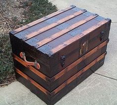 an old trunk is sitting on the sidewalk