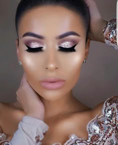 AA Wedding Hairstyles And Makeup, Glittery Eyes, Stila Cosmetics, Shimmery Eyeshadow, Simple Eyeshadow, Wedding Makeup Tips, Braut Make-up, Wedding Makeup Looks, Elf Makeup