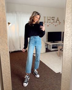 Navy Blue Top Outfit With Jeans Casual, How To Style For School, Winter Easy Outfits, Black Cool Outfits, Winter Fashion Outfits Wide Leg Jeans, Easy Outfits Winter, Style Wide Leg Jeans Winter, Trendy Wide Leg Jeans For Winter, Warm Outfits For Winter Casual