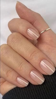 Discover the best bridesmaid nails ideas that you will absolutely love. Get inspired for your wedding day with stunning nail designs. Minimalist Nail Art Lines, Nail Art Designs Minimalist, Cute Minimalist Nails, Nail Art Lines, Graduation Nail Designs, Pretty Short Nails, Graduation Nails