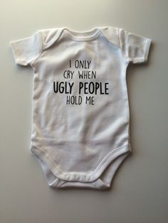 Romper met tekst Baby Onies, Cricut Joy, Cricut Ideas, Baby Romper, Diy Baby Stuff, Gender Reveal, Baby Onesies, Lily