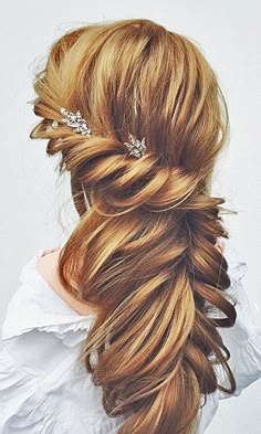 18 Most Romantic Bridal Updos And Wedding Hairstyles ❤ See more: http://www.weddingforward.com/romantic-bridal-updos-wedding-hairstyles/ Sideswept Wedding Hair, Romantic Bridal Updos, Romantic Wedding Hair, Romantic Hairstyles, Bridal Hairstyles, Wedding Hair And Makeup, Down Hairstyles, Gorgeous Hair