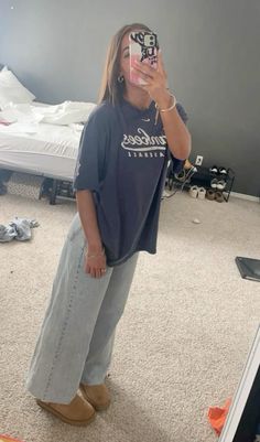 Light Jean Outfits, Cute Fits With Jeans, Cute Outfits 2024, Shirts To Wear With Jeans, Cute Outfits Jeans, Easy School Outfits, Tshirt And Jeans Outfit, Casual Outfit With Jeans, Outfit Inspo Jeans