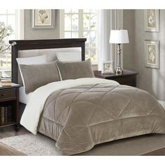 the comforter is made up and ready to be used in this bedding set