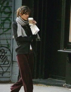 English Woman Outfit, Frazzled English Woman Aesthetic Outfits, Autumn Fits Aesthetic, Frazzled English Woman Outfits, Frazzled English Woman Aesthetic, 90s Casual Outfits, English Outfit, English Girls, Walking Down The Street