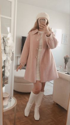 Romeo I Julia, Outfit Rosa, White Boots, Feminine Outfit, Girly Outfits, Winter Fashion Outfits, Cute Casual Outfits, Preppy Style, New York Fashion