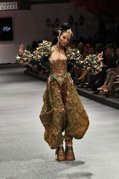 Gou Pei, Chinese Couture, Guo Pei Couture, Guo Pei, Mode Editorials, Chinese Fashion, Fashion Couture, Poses References, Fashion Costume